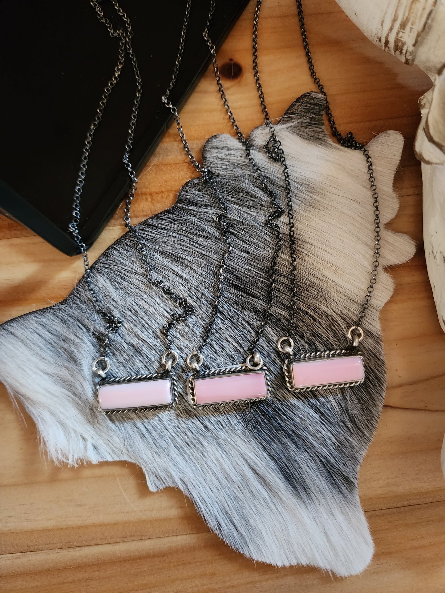 JUDITH DIXON LITTLE BAR PINK CONCH SHELL NECKLACE