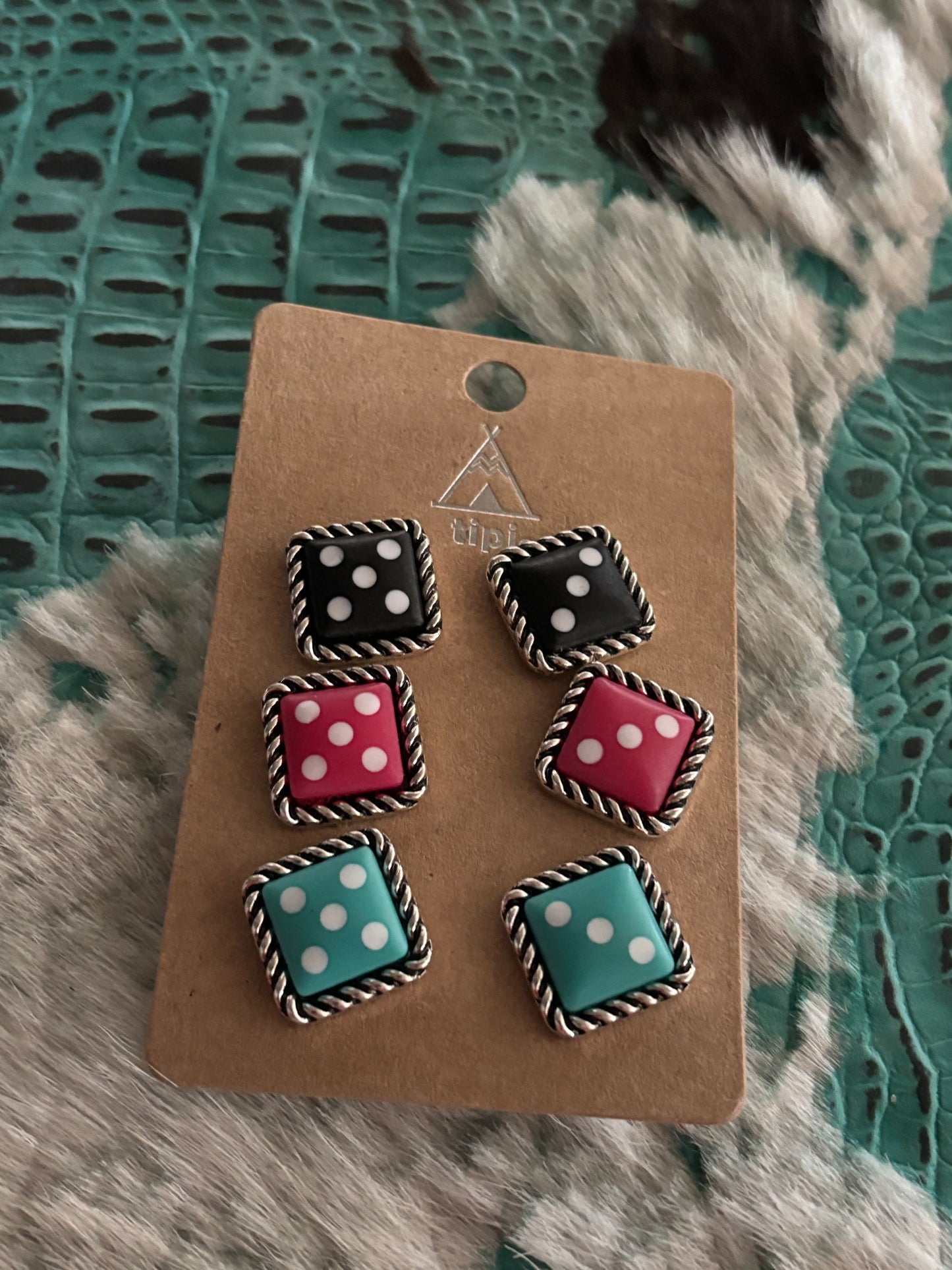 TIPI ROLL WITH IT EARRINGS 3 PAIR SET