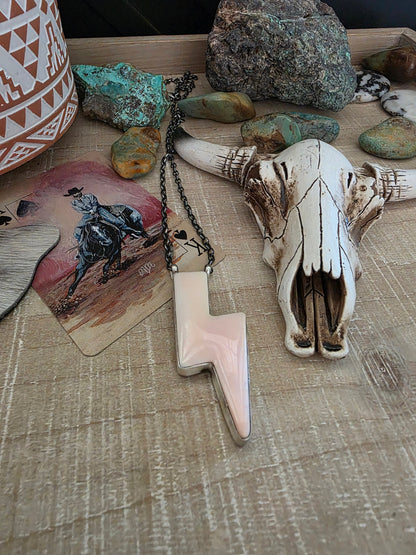 THE DONOVAN SKEETS PINK CONCH SHELL LIGHTNING BOLT NECKLACE
