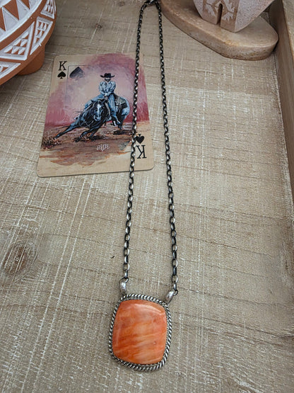 TRISH LARGO SPINY OYSTER NECKLACE